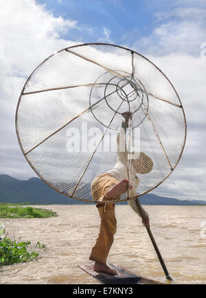 Traditionnel birman fisherman holding piège conique prêt à emprisonner de l'abandon du poisson. Banque D'Images