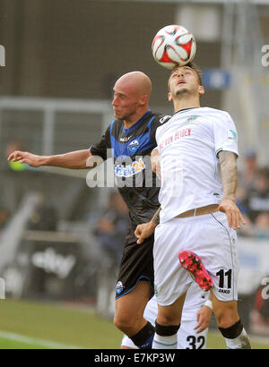 Paderborn, Allemagne. Sep 20, 2014. Paderborn's Daniel Brueckner (L) et du Hanovre Joselu en action au cours de la Bundesliga match entre SC Paderborn Hannover 96 et à l'Arène de Benteler à Paderborn, Allemagne, 20 septembre 2014. Photo : OLIVER KRATO/dpa (ATTENTION : En raison de la lignes directrices d'accréditation, le LDF n'autorise la publication et l'utilisation de jusqu'à 15 photos par correspondance sur internet et dans les médias en ligne pendant le match.)/dpa/Alamy Live News Banque D'Images