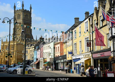 Place de marché montrant Eglise de Saint-Jean-Baptiste, Cirencester, Gloucestershire, Angleterre, Royaume-Uni Banque D'Images