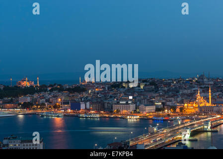 Donnant sur la ville d'Istanbul dans la nuit. Banque D'Images