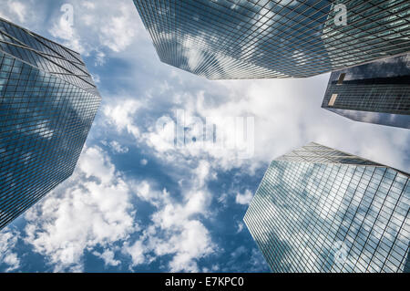 Les nuages flottent par un ciel bleu plus de Séoul, Corée du Sud. Banque D'Images