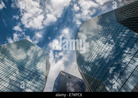 Les nuages flottent par un ciel bleu plus de Séoul, Corée du Sud. Banque D'Images