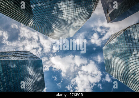 Les nuages flottent par un ciel bleu plus de Séoul, Corée du Sud. Banque D'Images