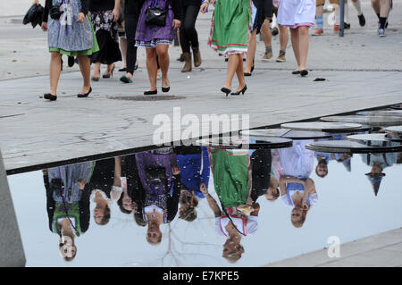 Munich, Allemagne. Sep 20, 2014. Les gens assistent à l'ouverture de l'Oktoberfest à Munich, Allemagne, 20 septembre 2014. Le festival de la bière de Munich se poursuit jusqu'à 05 octobre 2014. Photo : Tobias Hase/dpa/Alamy Live News Banque D'Images