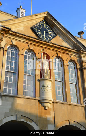 Henry V statue sur Shire Hall du 18ème siècle, Agincourt Square, Monmouth, Monmouthshire, Wales, Royaume-Uni Banque D'Images