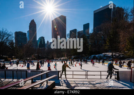 Nous, la ville de New York, Central Park. Patin à glace à la patinoire d'Atout. Banque D'Images