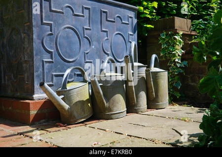 Metal d'arrosoirs en anglais Chalet jardin. Banque D'Images