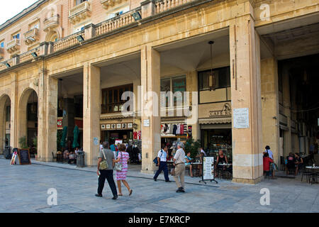 Arcades avec boutiques dans la zone piétonne de la rue de la République, La Valette, capitale européenne de la Culture 2018, Malte Banque D'Images