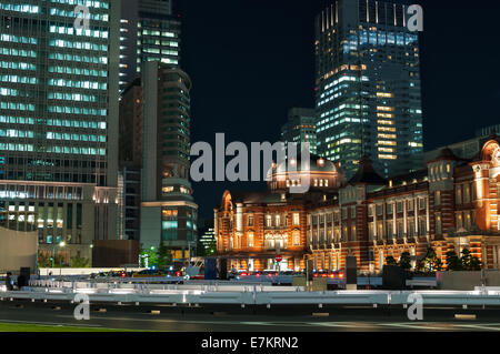 La gare de Tokyo de nuit. Banque D'Images