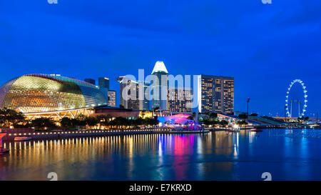 L'horizon de Singapour de nuit, avec l'Esplanade illuminée et le Singapore Flyer dans la distance. Banque D'Images