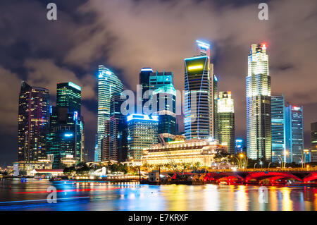 L'horizon du centre-ville de Singapour de nuit. Banque D'Images