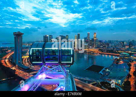 Face à Singapour au coucher du soleil de la Singapore Flyer. Banque D'Images