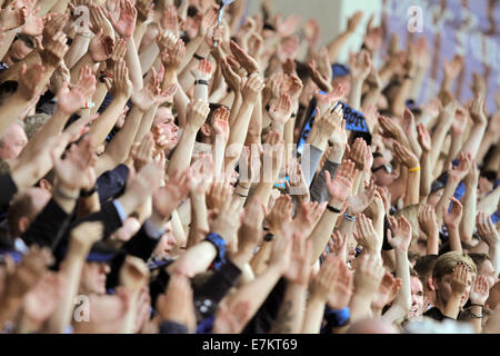 Paderborn, Allemagne. Sep 20, 2014. Paderborn's fans cheer après la Bundesliga match entre SC Paderborn Hannover 96 et à l'Arène de Benteler à Paderborn, Allemagne, 20 septembre 2014. Photo : OLIVER KRATO/dpa (ATTENTION : En raison de la lignes directrices d'accréditation, le LDF n'autorise la publication et l'utilisation de jusqu'à 15 photos par correspondance sur internet et dans les médias en ligne pendant le match.)/dpa/Alamy Live News Banque D'Images