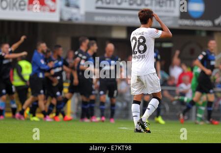 Paderborn, Allemagne. Sep 20, 2014. Les joueurs de Paderborn célébrer le score final 2-0 après le match de Bundesliga allemande entre SC Paderborn Hannover 96 et à l'Arène de Benteler à Paderborn, Allemagne, 20 septembre 2014. Photo : OLIVER KRATO/dpa (ATTENTION : En raison de la lignes directrices d'accréditation, le LDF n'autorise la publication et l'utilisation de jusqu'à 15 photos par correspondance sur internet et dans les médias en ligne pendant le match.)/dpa/Alamy Live News Banque D'Images