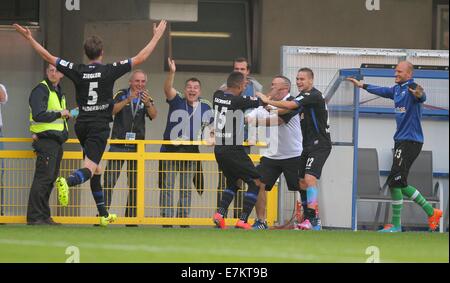 Paderborn, Allemagne. Sep 20, 2014. Les joueurs de Paderborn célébrer l'objectif 1-0 par Kachunga durant la Bundesliga match entre SC Paderborn Hannover 96 et à l'Arène de Benteler à Paderborn, Allemagne, 20 septembre 2014. Photo : OLIVER KRATO/dpa (ATTENTION : En raison de la lignes directrices d'accréditation, le LDF n'autorise la publication et l'utilisation de jusqu'à 15 photos par correspondance sur internet et dans les médias en ligne pendant le match.)/dpa/Alamy Live News Banque D'Images