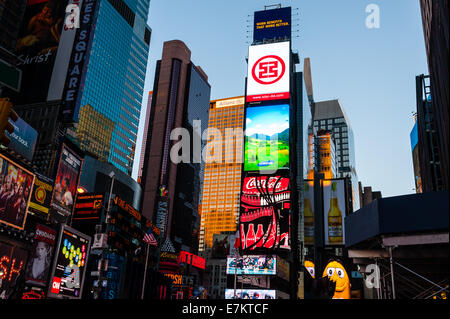 Nous, la ville de New York. Feux et panneaux publicitaires sur Times Square. Banque D'Images