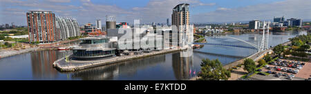 Panorama de Salford Quays, Manchester, montrant le centre commercial Lowry et Théâtre Banque D'Images