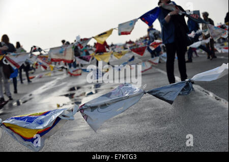 Berlin, Allemagne. Sep 20, 2014. Les gens détiennent une chaîne de sacs en plastique à l'ancien aéroport de Tempelhof à Berlin, Allemagne, 20 septembre 2014. Sous la devise 'Berlin fait quelque chose !" (allemand : Berlin a été tüt ! : jeu de mot avec l'allemand : Tüte - Anglais : sac) Berlinois ont formé une chaîne d'une longueur de 12 km et a organisé une chaîne de 3 000 sacs en plastique. Photo : Paul Zinken/dpa/Alamy Live News Banque D'Images