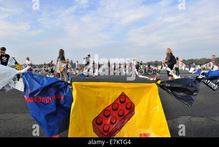 Berlin, Allemagne. Sep 20, 2014. Les gens détiennent une chaîne de sacs en plastique à l'ancien aéroport de Tempelhof à Berlin, Allemagne, 20 septembre 2014. Sous la devise 'Berlin fait quelque chose !" (allemand : Berlin a été tüt ! : jeu de mot avec l'allemand : Tüte - Anglais : sac) Berlinois ont formé une chaîne d'une longueur de 12 km et a organisé une chaîne de 3 000 sacs en plastique. Photo : Paul Zinken/dpa/Alamy Live News Banque D'Images