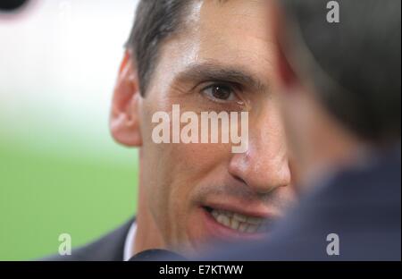 Paderborn, Allemagne. Sep 20, 2014. L'entraîneur-chef du Hanovre Tayfun Korkut avant la Bundesliga match entre SC Paderborn Hannover 96 et à l'Arène de Benteler à Paderborn, Allemagne, 20 septembre 2014. Photo : OLIVER KRATO/dpa (ATTENTION : En raison de la lignes directrices d'accréditation, le LDF n'autorise la publication et l'utilisation de jusqu'à 15 photos par correspondance sur internet et dans les médias en ligne pendant le match.)/dpa/Alamy Live News Banque D'Images