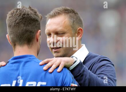 Paderborn, Allemagne. Sep 20, 2014. Paderborn entraîneur en chef André Breitenreiter et Moritz Stoppelkamp avant la Bundesliga match entre SC Paderborn Hannover 96 et à l'Arène de Benteler à Paderborn, Allemagne, 20 septembre 2014. Photo : OLIVER KRATO/dpa (ATTENTION : En raison de la lignes directrices d'accréditation, le LDF n'autorise la publication et l'utilisation de jusqu'à 15 photos par correspondance sur internet et dans les médias en ligne pendant le match.)/dpa/Alamy Live News Banque D'Images