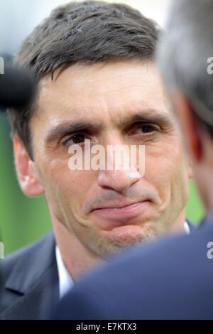 Paderborn, Allemagne. Sep 20, 2014. L'entraîneur-chef du Hanovre Tayfun Korkut avant la Bundesliga match entre SC Paderborn Hannover 96 et à l'Arène de Benteler à Paderborn, Allemagne, 20 septembre 2014. Photo : OLIVER KRATO/dpa (ATTENTION : En raison de la lignes directrices d'accréditation, le LDF n'autorise la publication et l'utilisation de jusqu'à 15 photos par correspondance sur internet et dans les médias en ligne pendant le match.)/dpa/Alamy Live News Banque D'Images