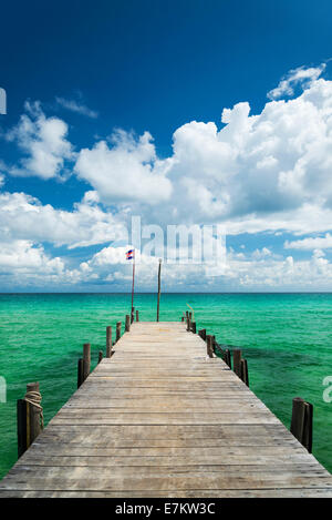 Sok San pier sur Long Beach à l'île de Koh rong près de sihanoukville Cambodge Banque D'Images