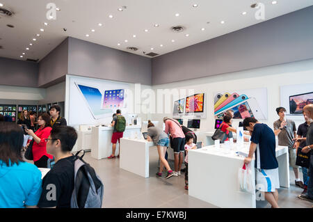 Shoppers regarde les différents produits en vente sur le Mac store sur Orchard Road, à Singapour. Banque D'Images