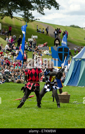 La lutte contre les chevaliers lors d'un tournoi de joutes médiévales au Palais de Linlithgow, Ecosse. Banque D'Images