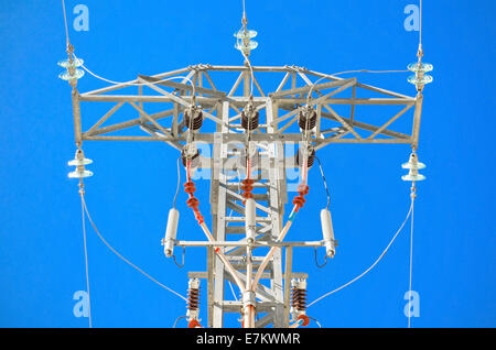 Ligne à haute tension détaillées sur un ciel bleu. Banque D'Images