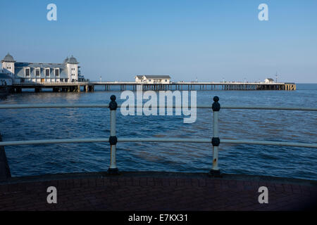La jetée victorienne avec la marée haute à Penarth, dans le sud du Pays de Galles UK Banque D'Images