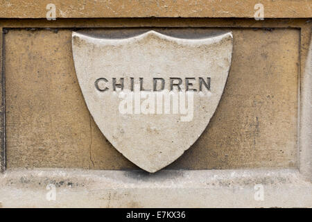 Enfants Plaque de pierre sur le mur extérieur de Wesley Hall à Marlborough dans le Wiltshire Banque D'Images