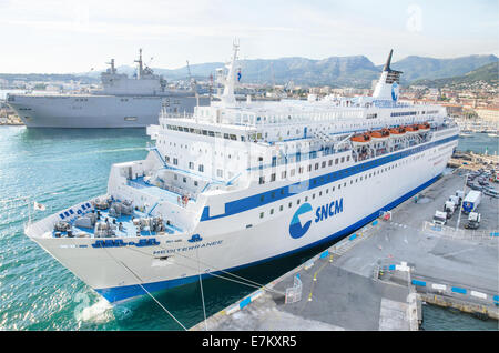 TOULON, France- 15 août : Meditarranee traversier pour passagers dans le port de Toulon le 15 août, 2013. Banque D'Images