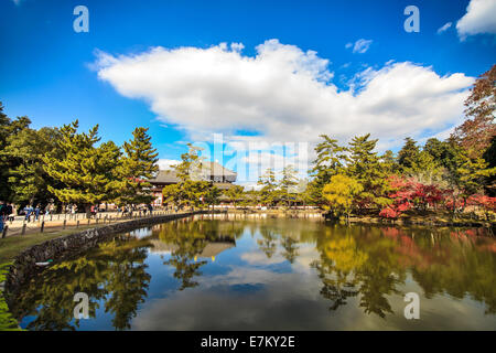 NARA ,LE JAPON - AVRIL 22 , 2013:salle principale du Todaiji, le Daibutsuden (Salle du Grand Bouddha) est le plus grand bâtiment en bois du monde,il i Banque D'Images