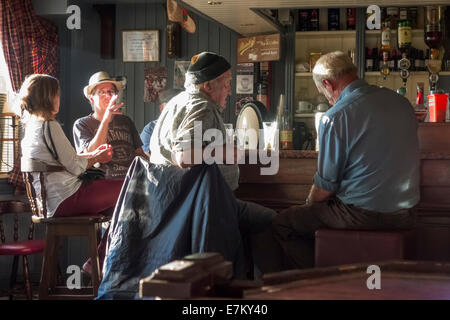 Grands buveurs dans un pub traditionnel dans le centre de Killorglin, comté de Kerry, Irlande Banque D'Images