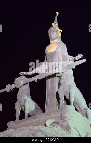 Une sculplture doté d''une femme sur un taureau avec deux chiens, à Astana, Kazakhstan Banque D'Images