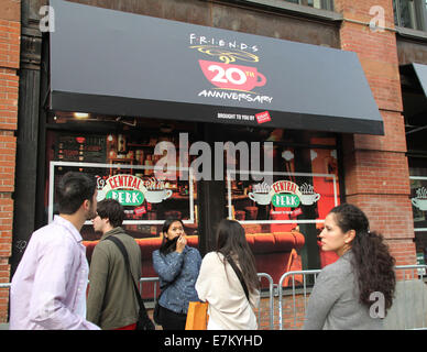 19 septembre 2014 - New York, New York, États-Unis - une vue sur la pop-up "amis" Central Perk Cafe situé à 199 Lafayette Street à Soho. Le cafe sera au service de café gratuit en l'honneur des fêtes du 20e anniversaire de la série télévisée Friends. (Crédit Image : © ZUMA/Kaszerman Nancy fil) Banque D'Images