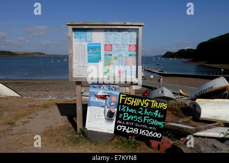 Des signes qui donnent des informations sur les marées et des voyages de pêche de Dale, Pembrokeshire, Pays de Galles de l'Ouest, Royaume-Uni Banque D'Images