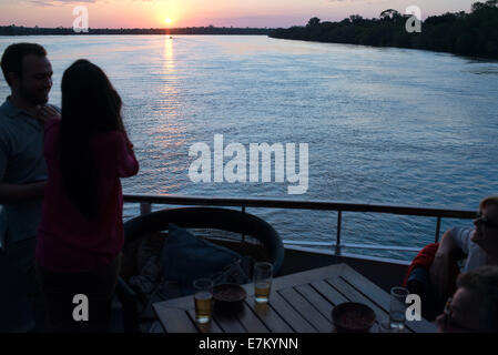 Croisière le long des Chutes Victoria à bord de la "Reine de l'Afrique". Des croisières au coucher du soleil sur le fleuve Zambèze au Victoria Falls watch hippo Banque D'Images