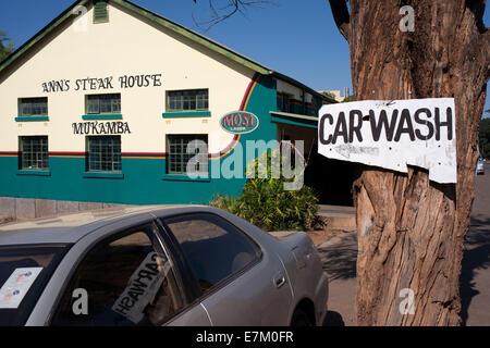 La Zambie anne's steakhouse mukamba. Livinstone restaurants. Dans l'état de voiture en Zambie, la cuisine autochtone se fonde sur un porridg nshima, cuit Banque D'Images
