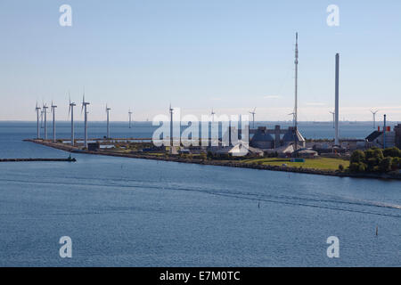 Lynetten d'épuration et d'éoliennes le long de la location, à l'entrée du port de Copenhague. Parc Middelgrund dans la distance. Banque D'Images