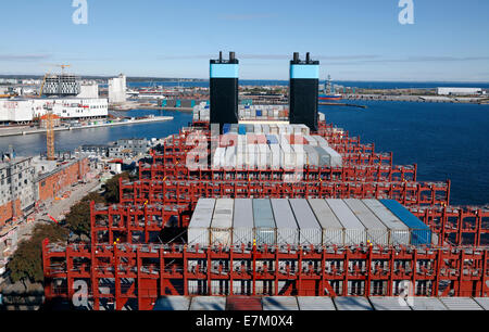 Avis de Nordhavn, Amérique du port de Copenhague, derrière des entonnoirs, conteneurs et structures de la baie de conteneurs sur Triple-E MAJESTIC MAERSK. Banque D'Images