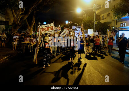 Des personnes portant des écriteaux qui protestent contre l'enclos autorisé des animaux utilisé dans les laboratoires de recherche et l'élevage industriel. pendant qu'ils marchent Un rassemblement pour les droits des animaux à tel Aviv en Israël Banque D'Images