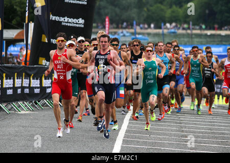 Alistair Brownlee menant la course pendant l'étape de l'équipe olympique 2014 tenue à Londres Banque D'Images