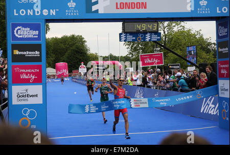 Londres, Angleterre. 31 mai 2014.Mario Mola remporte le triathlon ITU Elite Hommes Banque D'Images