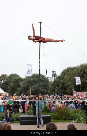 Great Yarmouth, au Royaume-Uni. 20 septembre 2014. Là-Festival, à Great Yarmouth. Dynamite & Poésie - une loi de la France et en Belgique associant Théâtre et poésie avec l'acrobatie sur la barre russe, mât chinois et planche sautoir. Credit : Adrian Buck/Alamy Live News Banque D'Images