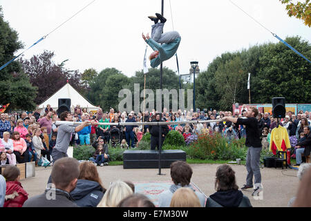 Great Yarmouth, au Royaume-Uni. 20 septembre 2014. Là-Festival, à Great Yarmouth. Dynamite & Poésie - une loi de la France et en Belgique associant Théâtre et poésie avec l'acrobatie sur la barre russe, mât chinois et planche sautoir. Credit : Adrian Buck/Alamy Live News Banque D'Images