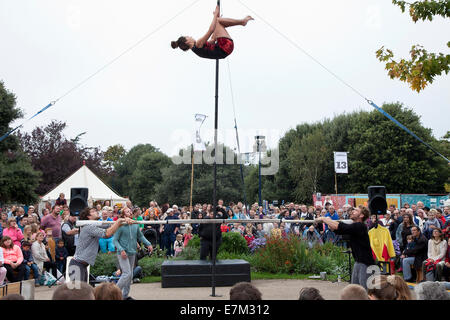 Great Yarmouth, au Royaume-Uni. 20 septembre 2014. Là-Festival, à Great Yarmouth. Dynamite & Poésie - une loi de la France et en Belgique associant Théâtre et poésie avec l'acrobatie sur la barre russe, mât chinois et planche sautoir. Credit : Adrian Buck/Alamy Live News Banque D'Images