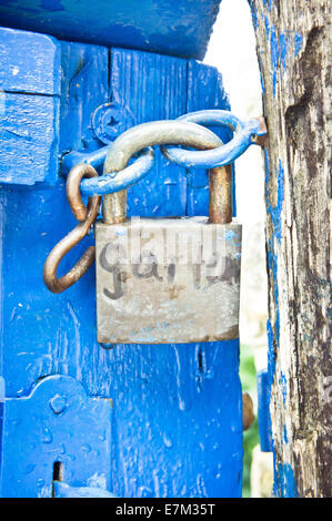 Cadenas sur une porte bleue avec jardin écrit dessus, en allemand Banque D'Images