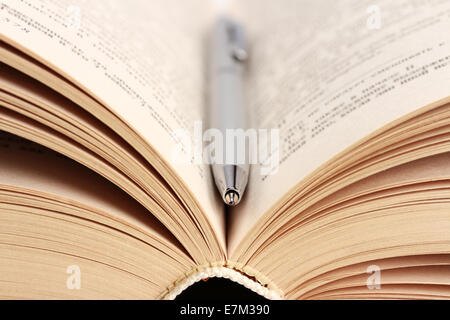 Close-up of open book and pen Banque D'Images